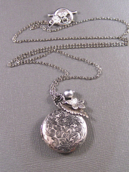 Ice Queen,Silver Locket,Pearl Necklace,Pearl Locket,Silver Necklace,Flower Necklace,Leaf Necklace,Antique Necklace,Leaf Locket,valleygirldes