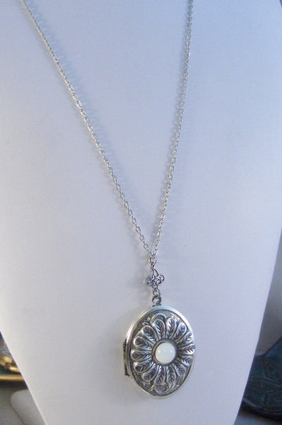 Moonstone Daisy,Locket,Antique Locket,Silver Locket,Moonstone,Daisy,Moonstone Necklace,Moonstone Locket,Daisy Necklace,Daisy Locket.