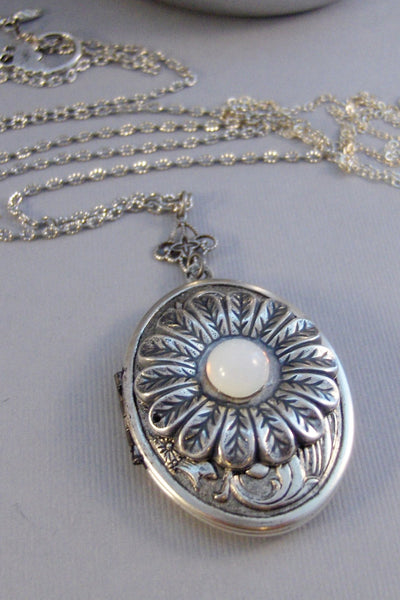 Moonstone Daisy,Locket,Antique Locket,Silver Locket,Moonstone,Daisy,Moonstone Necklace,Moonstone Locket,Daisy Necklace,Daisy Locket.